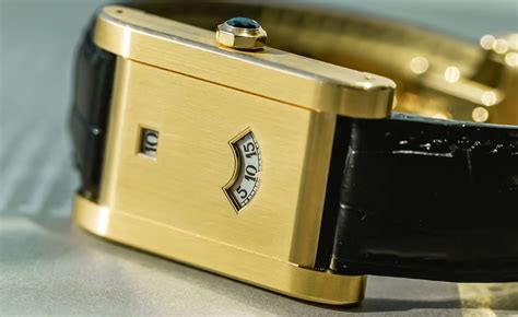 cartier tank a guichets review.